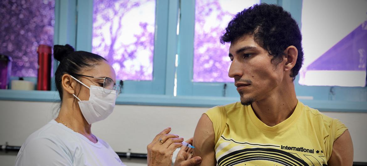 Vacinação de migrantes e refugiados da Venezuela como parte do programa Operação Acolhida em Pacaraima, Brasil.