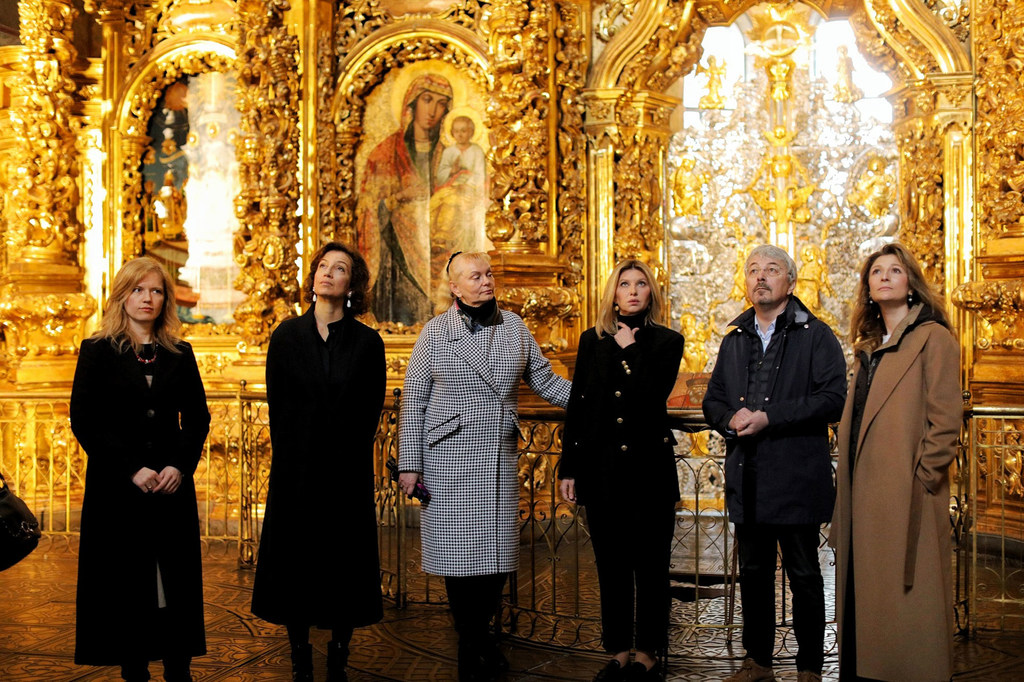 La Directrice générale de l'UNESCO, Audrey Azoulay (2e à gauche) visite une église en Ukraine.