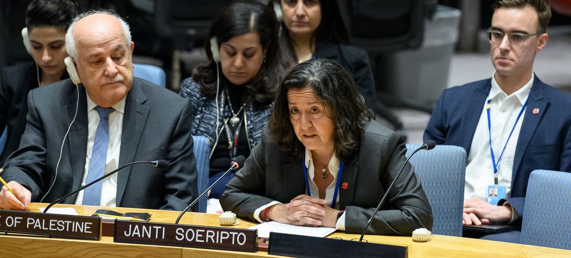 Janti Soeripto (derecha), presidenta y directora general de Save the Children Estados Unidos, informa al Consejo de Seguridad sobre la situación en Oriente Medio, incluida la cuestión palestina.