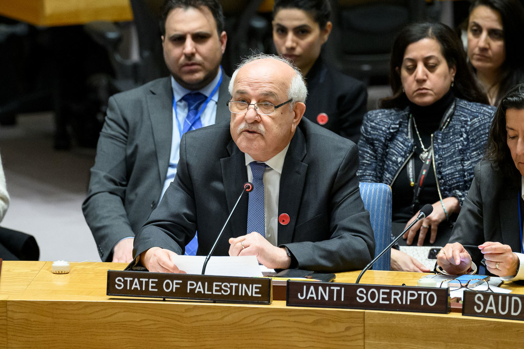 巴勒斯坦国常驻联合国观察员里亚德·曼苏尔在联合国安理会发言。