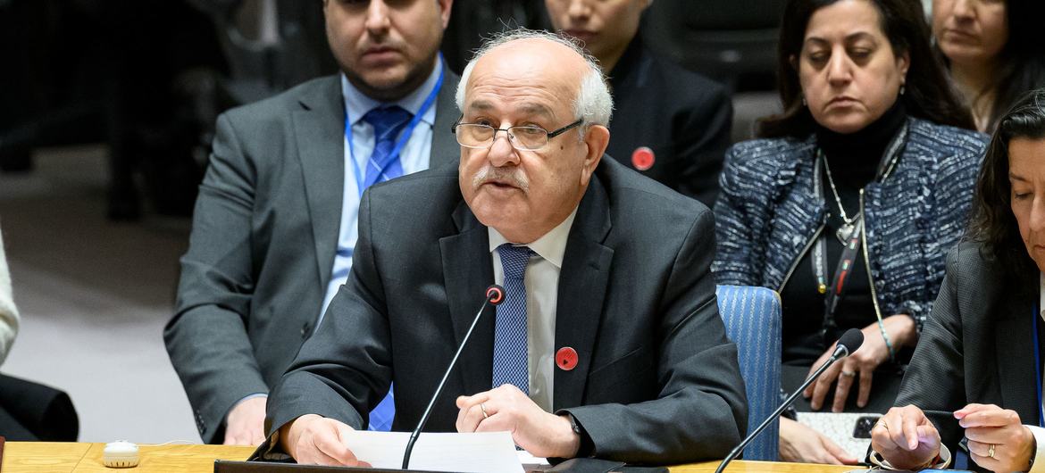 Riyad Mansour, Observateur permanent de l'État observateur de Palestine auprès des Nations Unies, s'adresse à une réunion du Conseil de sécurité sur la situation au Moyen-Orient.