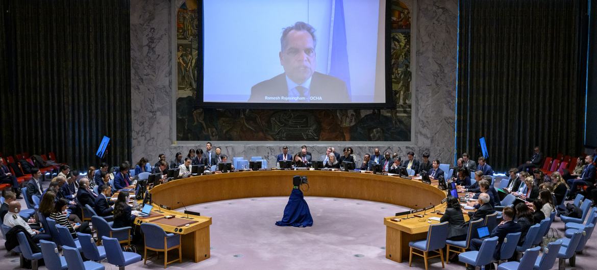 Ramesh Rajasingham (en pantalla), director de coordinación de la Oficina de Coordinación de Asuntos Humanitarios de las Naciones Unidas, informa a la reunión del Consejo de Seguridad sobre la situación en Oriente Medio, incluida la cuestión palestina.