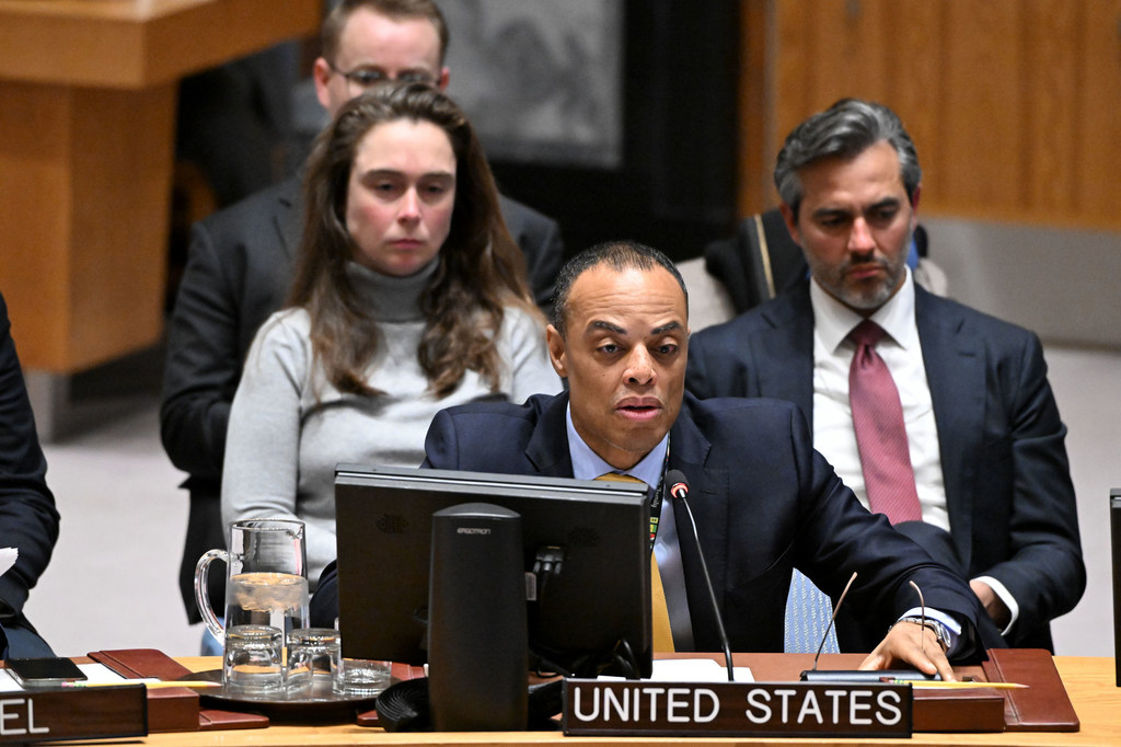 संयुक्त राज्य अमेरिका के प्रतिनिधि जॉन केली संयुक्त राष्ट्र सुरक्षा परिषद को संबोधित करते हैं।