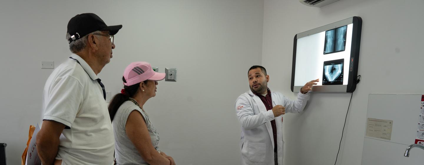 Jesús, traumatólogo venezolano, atendiendo a pacientes peruanos. 