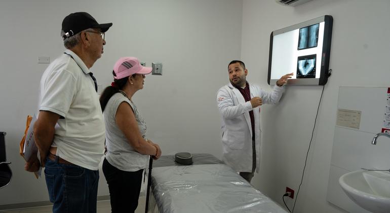 Jesús, traumatólogo venezolano, atendiendo a pacientes peruanos. 