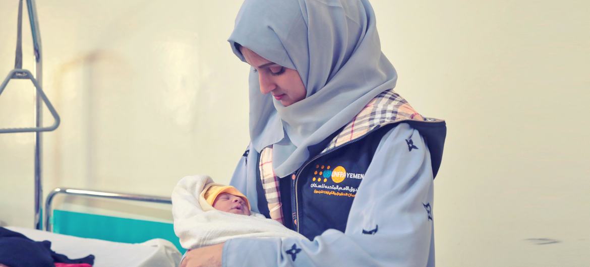 Un bebé de una hora nace con la ayuda de comadronas en uno de los hospitales apoyados por el UNFPA en Sana'a.