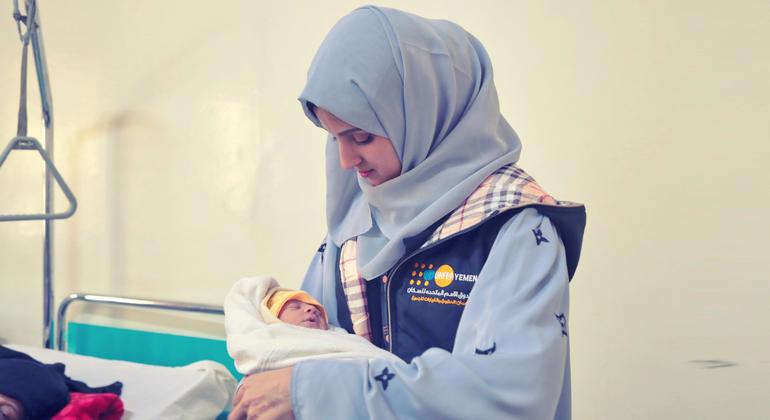 Un bebé de una hora nace con la ayuda de comadronas en uno de los hospitales apoyados por el UNFPA en Sana'a.