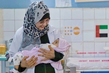 Акушерка с новорожденным в Йемене.