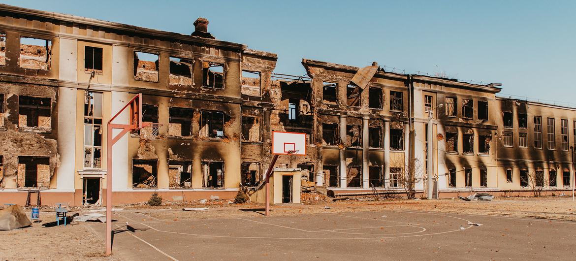 Une école à Kharkiv, dans le nord-est de l'Ukraine, est détruite après un bombardement intensif.