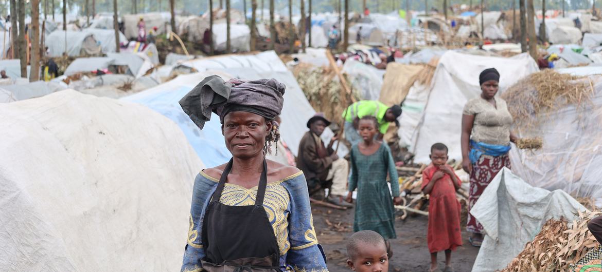 Um dos muitos locais para deslocados internos que surgiram em Kivu do Norte, onde 1,2 milhão de pessoas foram forçadas a fugir de suas casas desde março de 2022.
