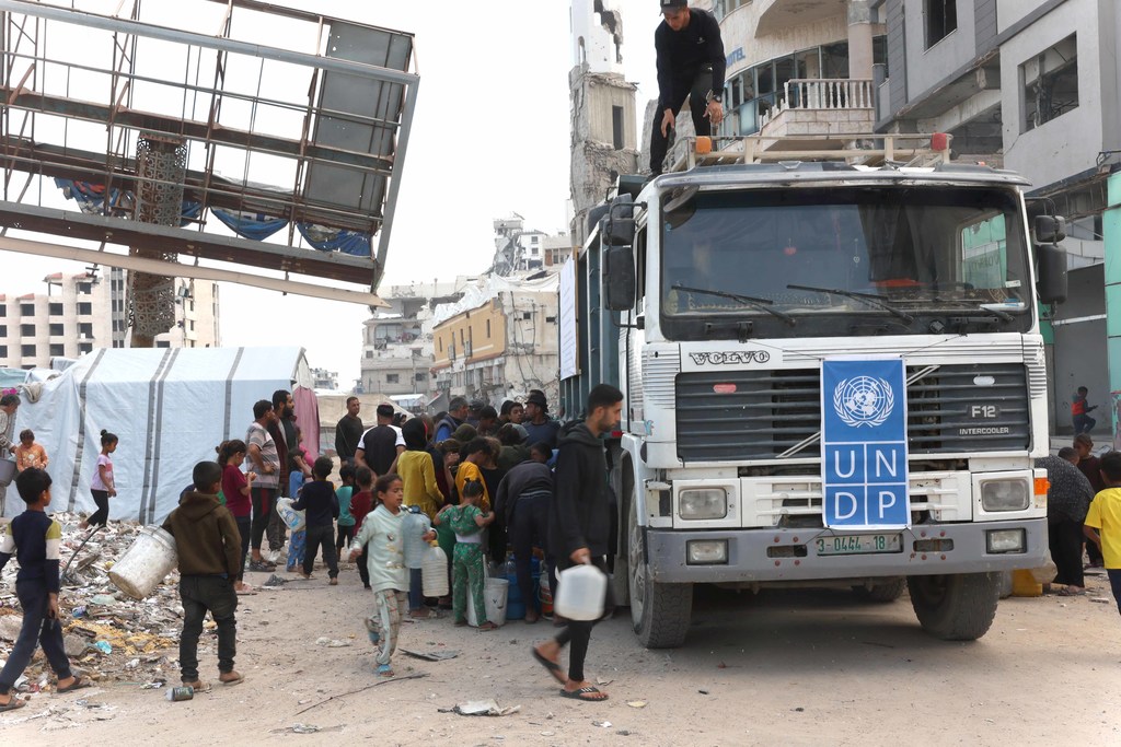 Un camion-citerne du PNUD distribue de l’eau à des habitants de la ville de Gaza.