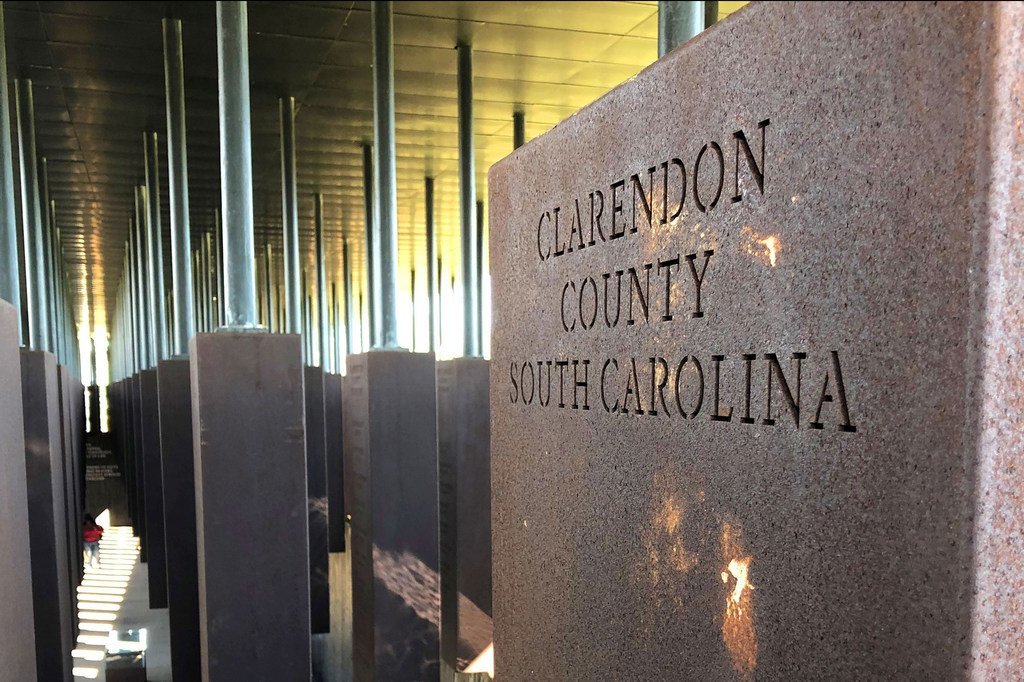 Le Mémorial national pour la paix et la justice, dans l'État américain de l'Alabama, est dédié à l'héritage des Noirs réduits en esclavage et des personnes terrorisées par le lynchage.
