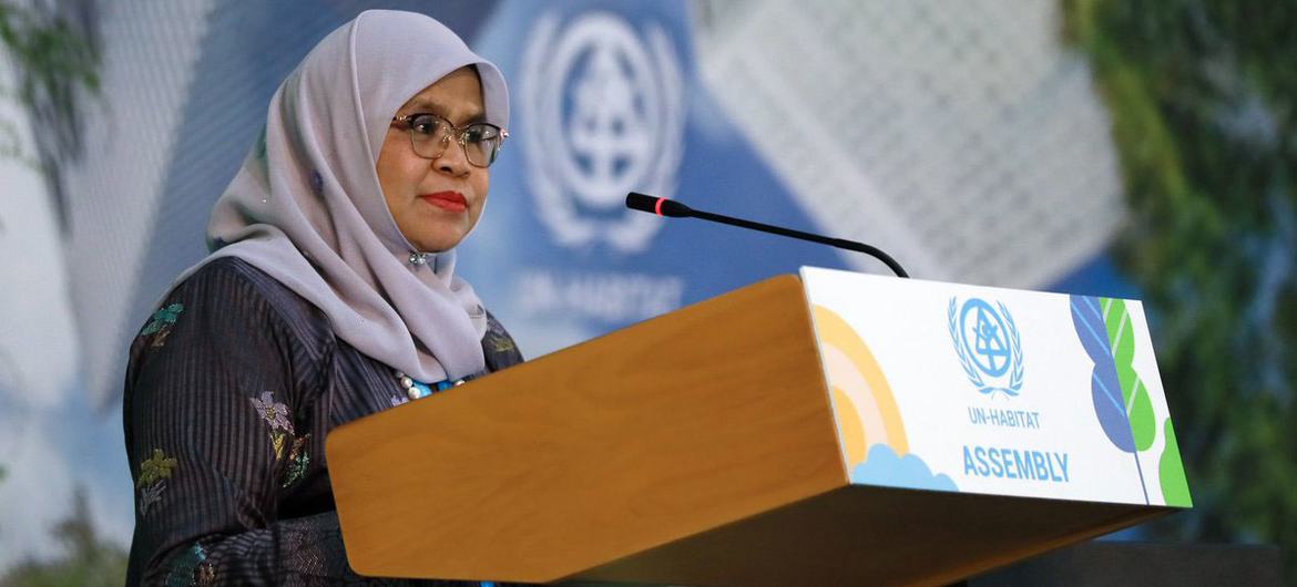 A diretora-executiva do ONU-Habitat, Maimunah Mohd Sharif, discursa na segunda sessão de abertura da Assembleia das Nações Unidas em Nairóbi, Quênia.