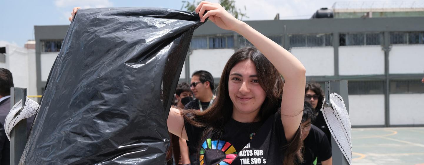 Estudiante de la Universidad Autónoma del  Estado de México durante la recolección de plásticos.