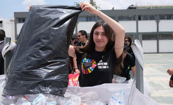 Estudiante de la Universidad Autónoma del  Estado de México durante la recolección de plásticos.