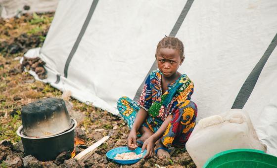 Un jeune enfant mange de la nourriture dans un camp de personnes déplacées dans la province du Nord-Kivu, suite aux combats dans l'est de la République démocratique du Congo (photo d'archives).