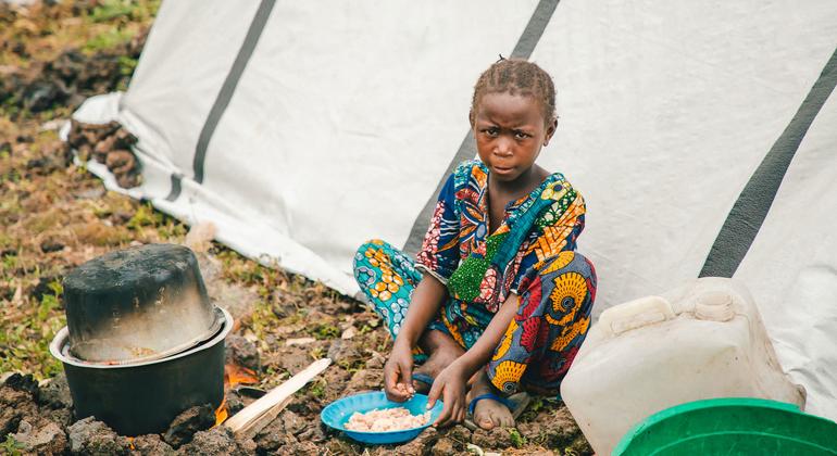 Un jeune enfant mange de la nourriture dans un camp de personnes déplacées dans la province du Nord-Kivu, suite aux combats dans l'est de la République démocratique du Congo (photo d'archives).