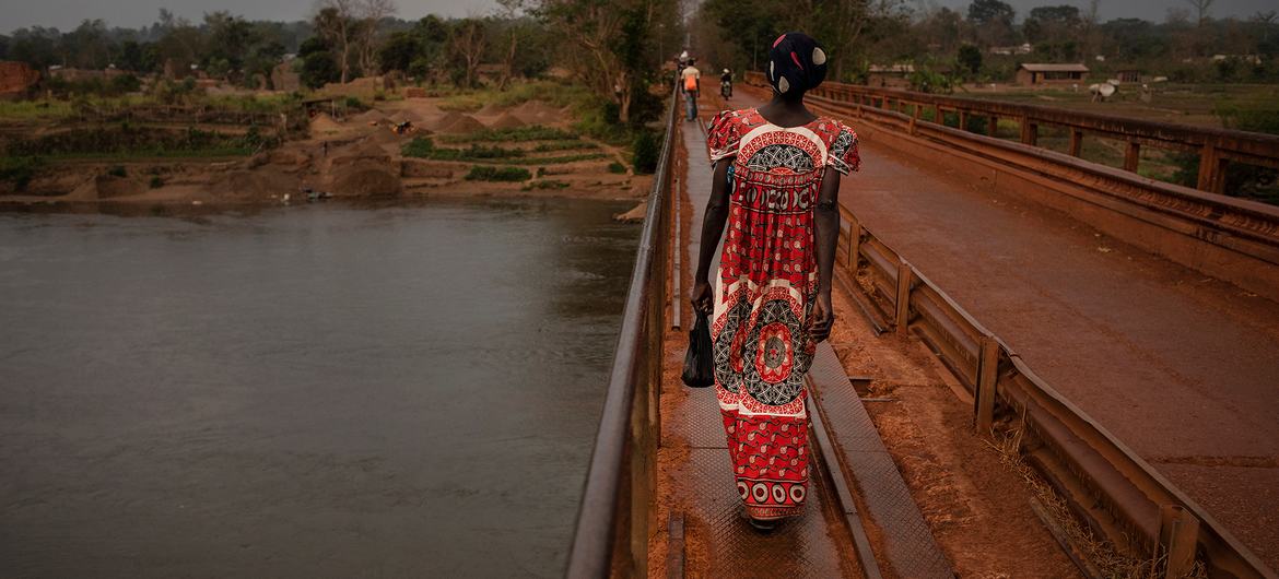 मध्य अफ़्रीकी गणराज्य में, एक महिला बामबारी पुल पार करते हुए.