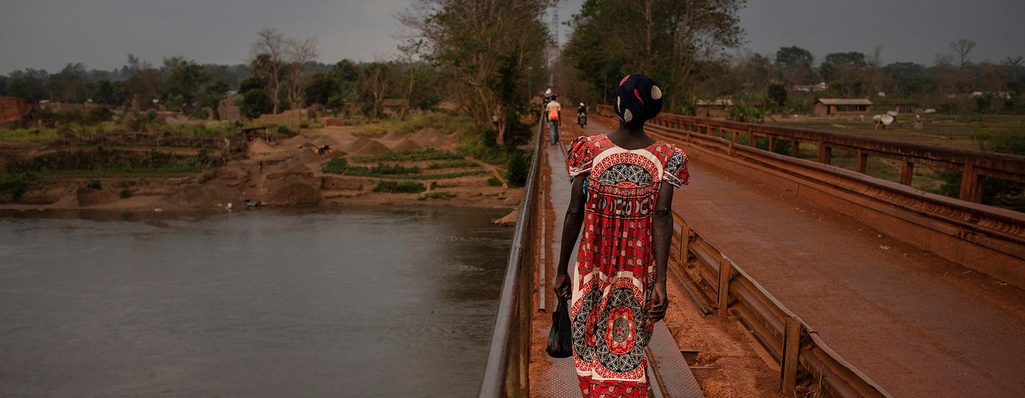 Une femme traverse un pont à Bambari, en République centrafricaine.