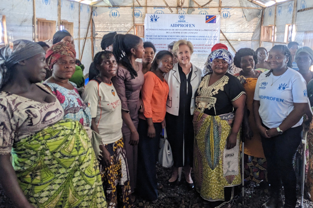 Gillian Triggs, Haute Commissaire assistante du HCR (au centre), rencontre des femmes déplacées à l'intérieur du pays dans le site de déplacement interne de Luchagara, en République démocratique du Congo.