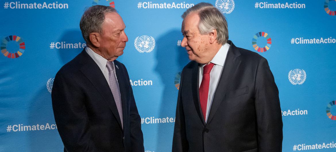 Secretary-General António Guterres (right) and Michael R. Bloomberg.
