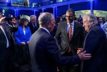 Secretary-General António Guterres (centre) with Michael R. Bloomberg (left), UN Special Envoy for Climate Ambition and Solutions, and Sean M. Decatur, President of the American Museum of Natural History.