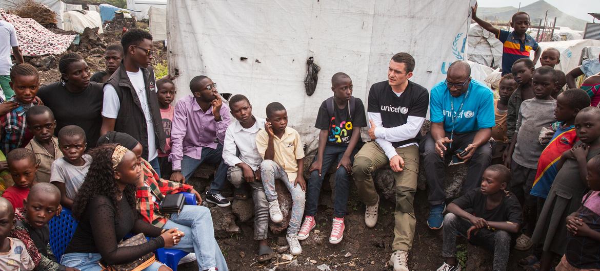 El Embajador de Buena Voluntad Orlando Bloom se reúne con niños periodistas y miembros de comités de niños en el espacio acogedor para niños en el sitio de Bulengo para desplazados internos en Goma, al este de la República Democrática del Congo.