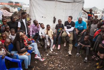 Orlando Bloom se reúne com repórteres infantis e membros de comitês infantis em Bulengo, local para pessoas deslocadas internamente em Goma, no leste da RD Congo.