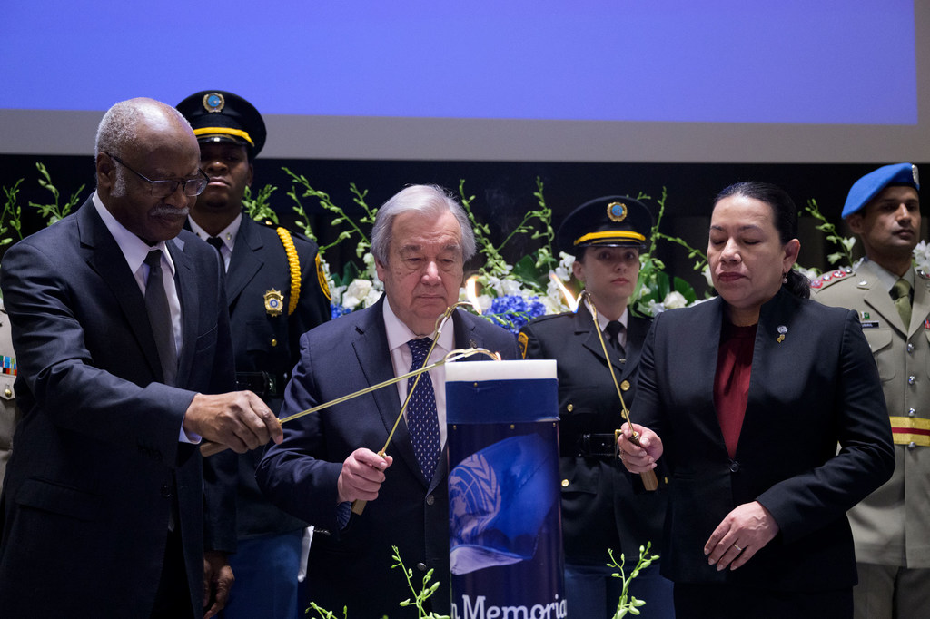 Le Secrétaire général António Guterres (au centre) ainsi que les présidents de l'Assemblée générale (à gauche) et du Conseil de sécurité allument des bougies lors d'une cérémonie en hommage au personnel de l'ONU qui a perdu la vie dans l'exercice de ses …