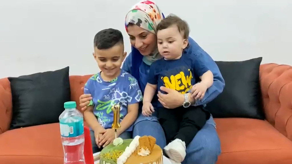 سماح وأطفالها يحتفلون بعيد ميلاد ابنها محمد الأول، ويشاركهم الاحتفال زوجها إبراهيم عبر الهاتف.
