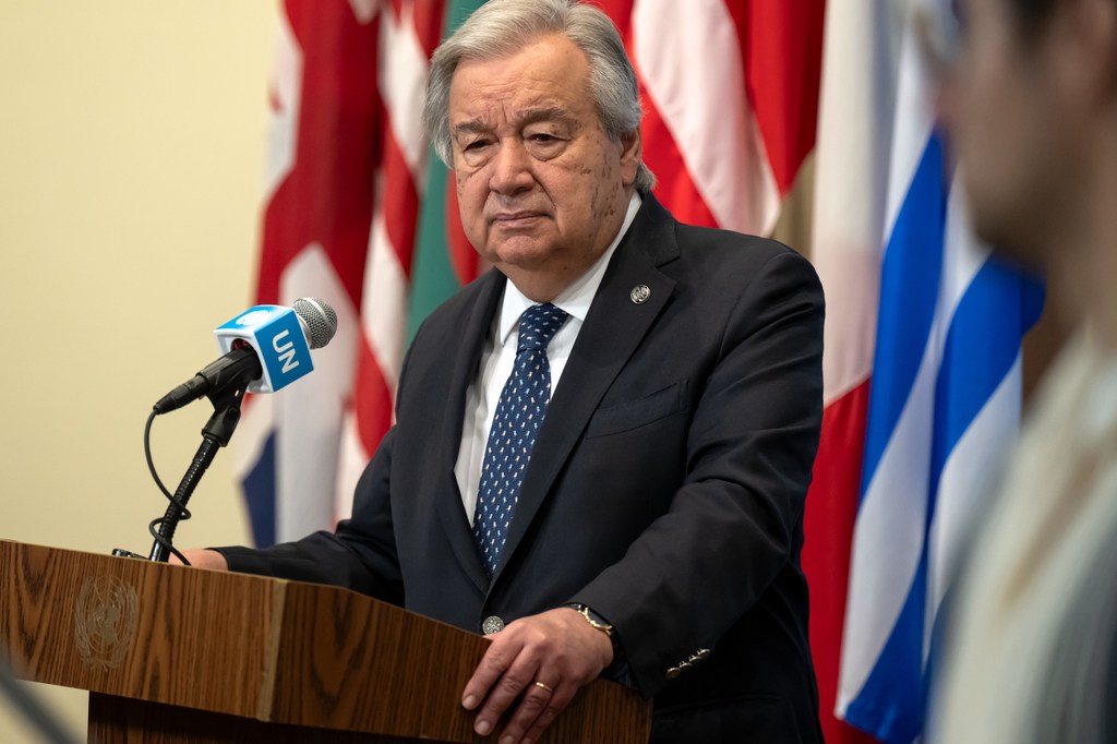 Katibu Mkuu wa Umoja wa Mataifa António Guterres akizungumza kwenye jukwaa wakati wa sherehe ya kumheshimu wafanyakazi 168 wa Umoja wa Mataifa waliofariki dunia wakati wa kufanya kazi mwaka 2024.