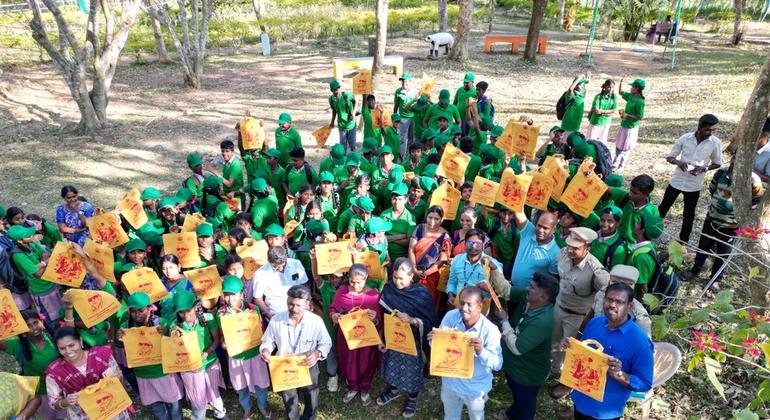 प्लास्टिक के विरुद्ध जंग में सक्रिय युवजन. प्लास्टिक के विरुद्ध जंग में सक्रिय युवजन.