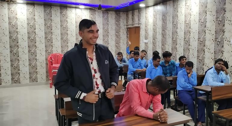 दृष्टिहीन मोहम्मद अज़लान ने, अपने कॉलेज परिसर में डस्टबिन लगवाए, कम्पोस्टिंग को बढ़ावा दिया और प्लास्टिक-मुक्त विकल्पों की पैरोकारी की. दृष्टिहीन मोहम्मद अज़लान ने, अपने कॉलेज परिसर में डस्टबिन लगवाए, कम्पोस्टिंग को बढ़ावा दिया और प्लास्टिक-मुक्त विकल्पों की पैरोकारी की.