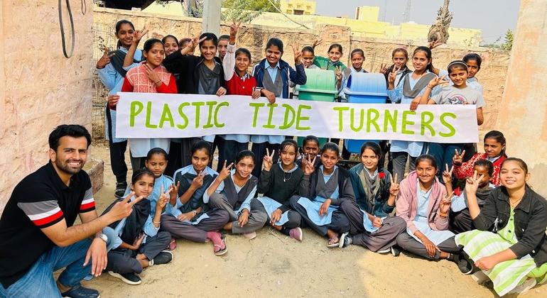 राजस्थान में चार युवा नेता, स्थानीय लोगों में पर्यावरण संरक्षण के लिए जारूकता का प्रसार कर रहे हैं. राजस्थान में चार युवा नेता, स्थानीय लोगों में पर्यावरण संरक्षण के लिए जारूकता का प्रसार कर रहे हैं.