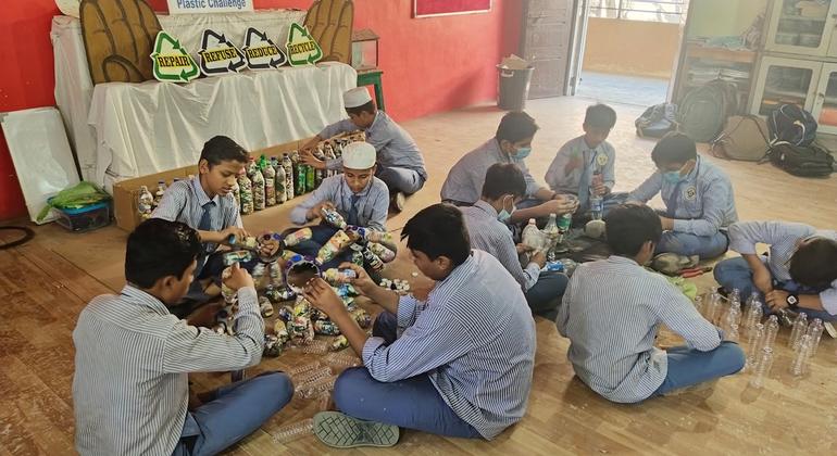 प्लास्टिक को हराने में युवाओं की भूमिका बहुत अहम है. प्लास्टिक को हराने में युवाओं की भूमिका बहुत अहम है.