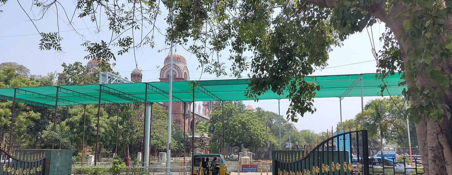 पैसिव कूलिंग समाधानों में गर्मी प्रतिबिंबित करने वाली छतों से लेकर ठंडे फ़ुटपाथ और छाया प्रदान करने वाले वृक्ष आवरण शामिल हैं.