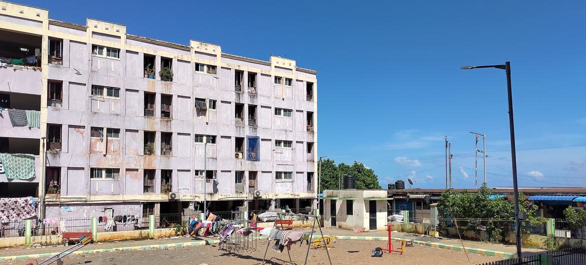 In collaboration with UNEP, passive cooling measures are being added, such as natural ventilation and isolated walls, to the affordable housing scheme of the Indian government.