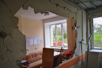 مبنى مدمر في منطقة سومي شمالي أوكرانيا.