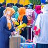مهاجرون إثيوبيون يحملون أمتعتهم يستعدون لرحلة من صنعاء إلى أديس أبابا على متن رحلة عودة إنسانية تابعة للمنظمة الدولية للهجرة.