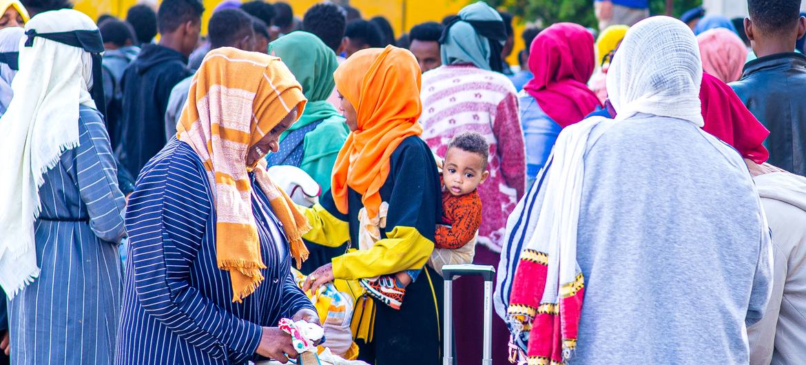 مهاجرون إثيوبيون يستعدون للسفر إلى أديس أبابا من صنعاء على متن رحلة العودة الإنسانية الطوعية للمنظمة الدولية للهجرة.