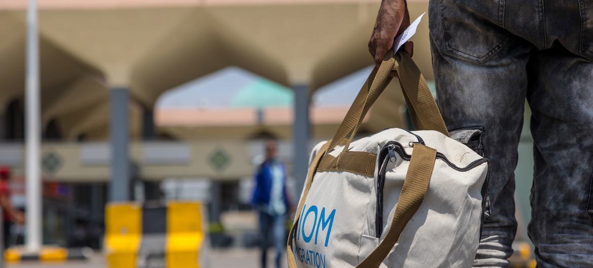 Migrantes retidos se preparam para embarcar no voo de retorno humanitário voluntário da OIM para a Etiópia a partir de Aden