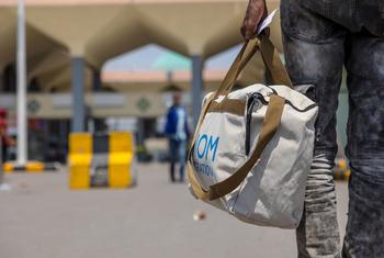 Migrantes retidos se preparam para embarcar no voo de retorno humanitário voluntário da OIM para a Etiópia a partir de Aden