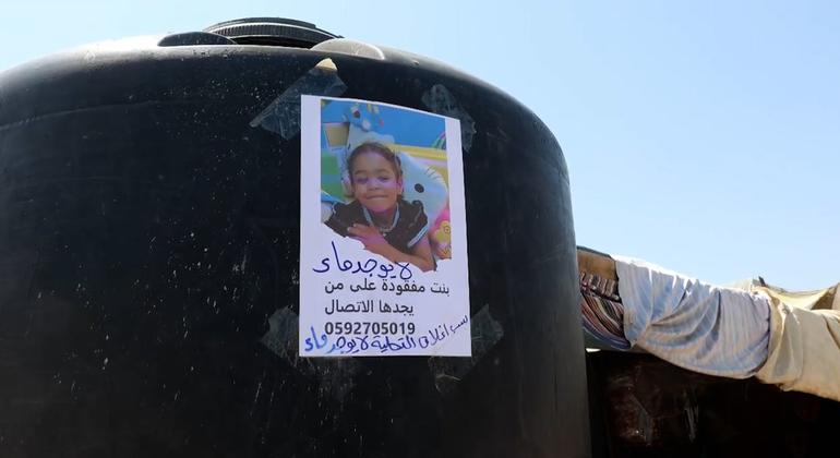 في مشهد كان غير مألوف قبل الحرب، باتت ملصقات البحث عن الأطفال المفقودين تنتشر بين خيام النازحين وبعض المناطق المأهولة بقطاع غزة.