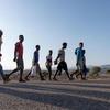 Um grupo de migrantes passa pelo Djibuti