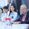 Генеральный секретарь ООН Антониу Гутерриш встречается с молодыми людьми в Лаборатории подростковых инноваций в Душанбе, Таджикистан.