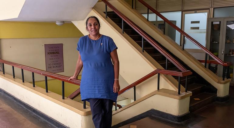 सेव्वान्दी जयोकोडी, श्रीलंका के वयाम्बा विश्वविद्यालय में एक मैन्ग्रोव वैज्ञानिक हैं, जो मैन्ग्रोव पुनर्बहाली कार्यक्रम में सहायता कर रही हैं.