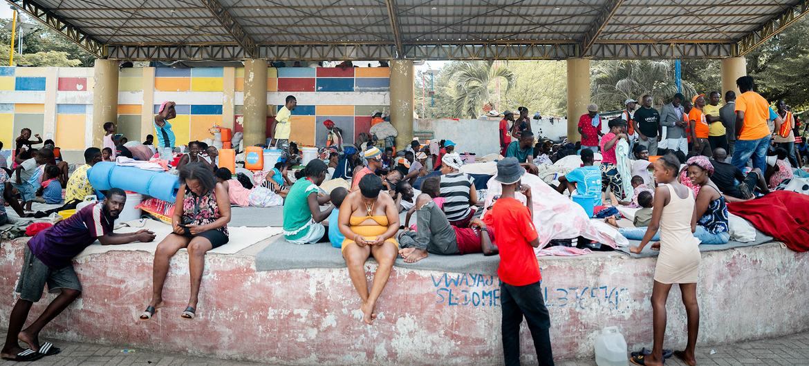 Um local improvisado para deslocados internos em Léogâne, Haiti