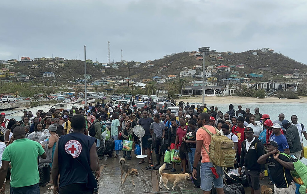 Des habitants de l'île d'Union à Saint-Vincent-et-les-Grenadines se préparent à monter à bord d'un ferry à la suite de l'ouragan Beryl.