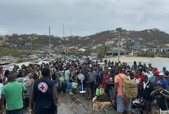 Moradores da Union Island, em São Vicente e Granadinas, se preparam para embarcar em uma balsa para chegar a um abrigo após a passagem do furacão Beryl.