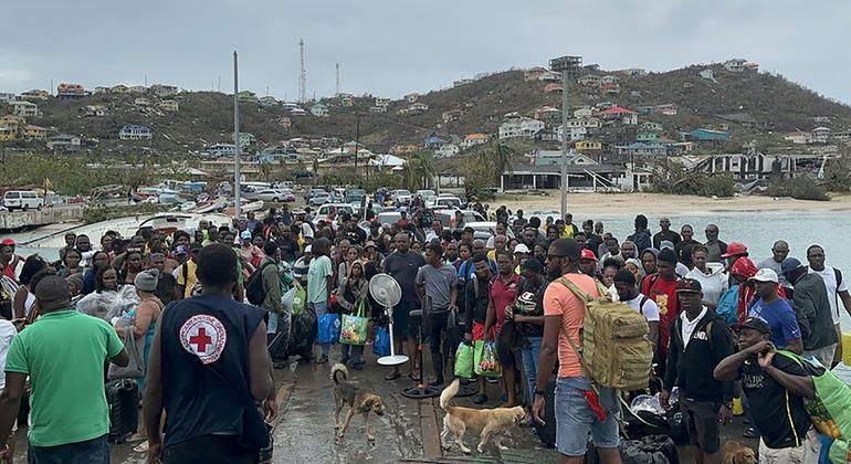 Жители острова Юнион готовятся укрываться от урагана.